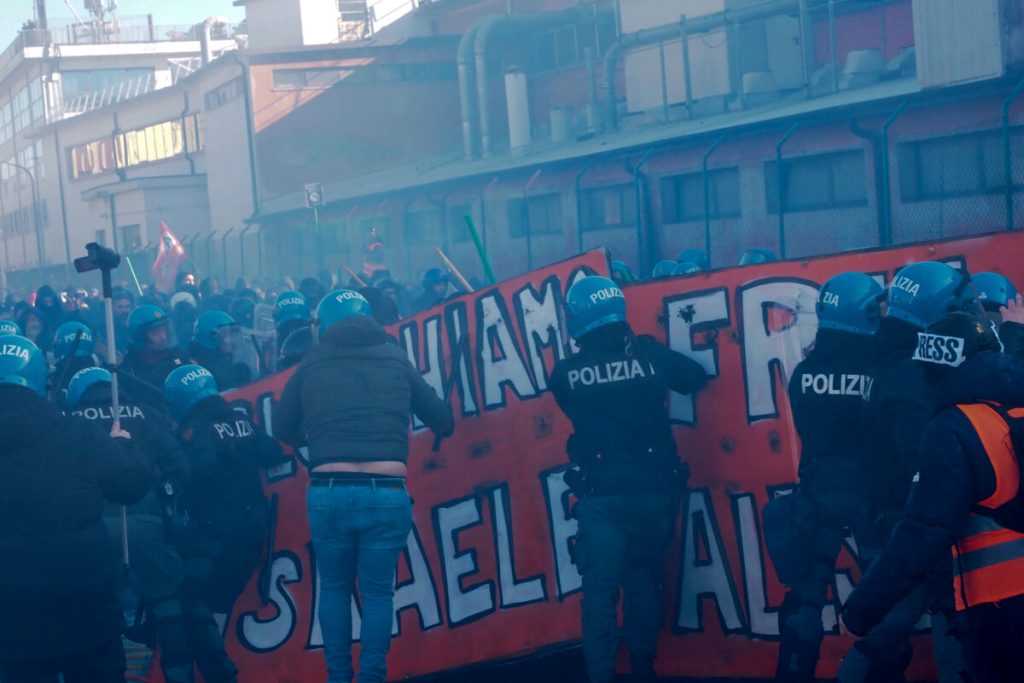 Scontri alla manifestazione contro Israele, un poliziotto ferito gravemente: in arrivo altre denunce