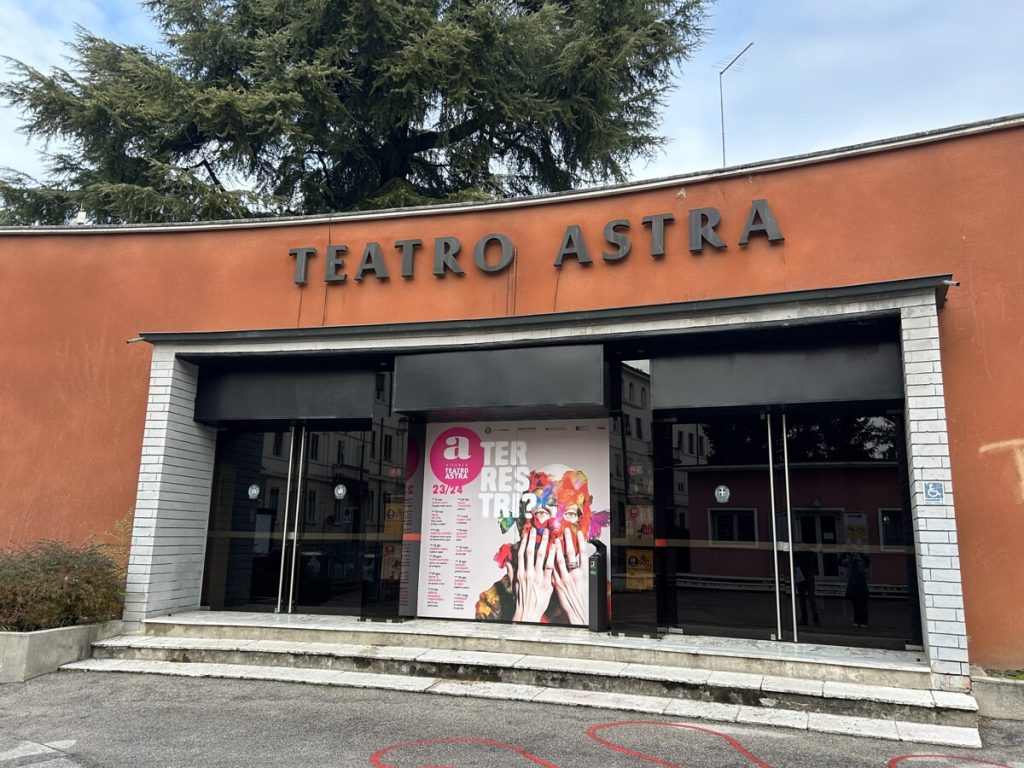 Nuove porte di ingresso per il teatro Astra