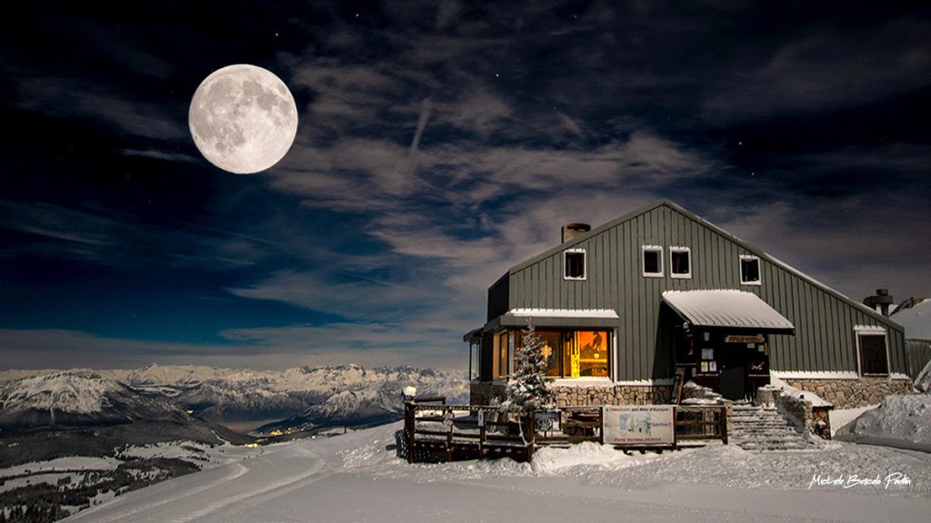 Escursione: ciaspole, cena in rifugio e motoslitta