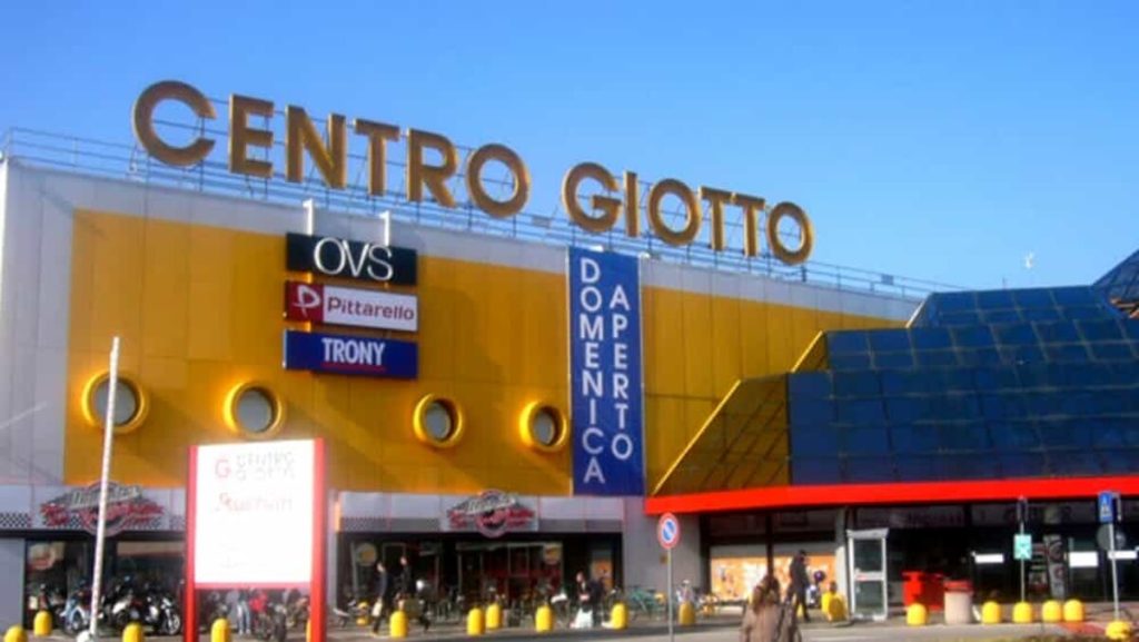 Aggredisce i poliziotti con un martello: arresto e Daspo Willy