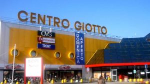 Aggredisce i poliziotti con un martello: arresto e Daspo Willy