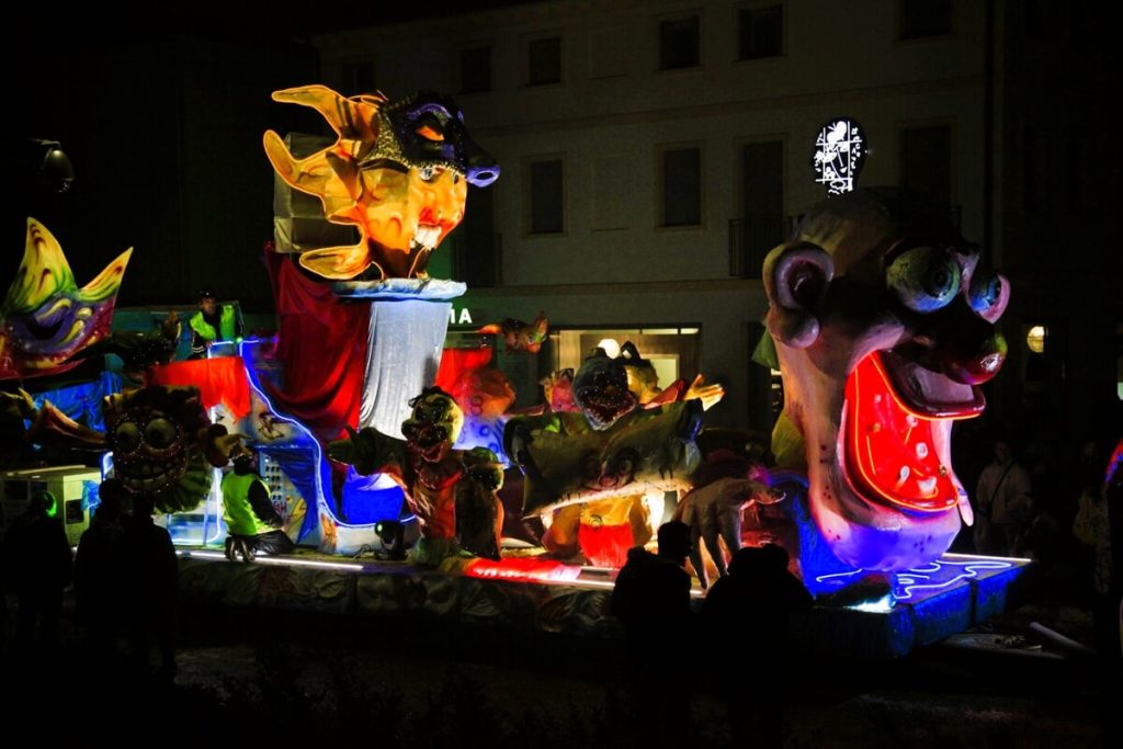 Gran Carnevale Rosatese, sfilata notturna dei carri