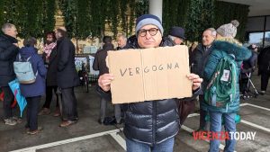 Il caso Grumolo deflagra durante la manifestazione sotto il palazzo di giustizia