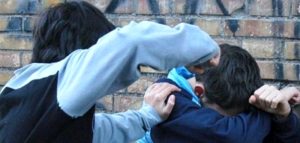 Lite tra giovani, 16enne finisce in ospedale