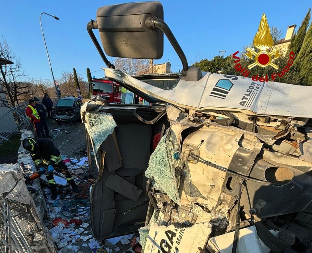 Camion si rovescia e finisce contro un'auto in sosta, ferito il conducente