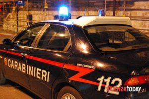 Si schianta con l'auto contro un furgone, il conducente era ubriaco: patente ritirata 