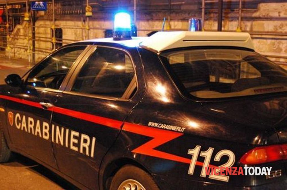 Si schianta con l'auto contro un furgone, il conducente era ubriaco: patente ritirata