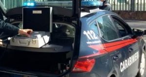 Esce di strada da sola, arrivano i carabinieri: patenta di guida ritirata