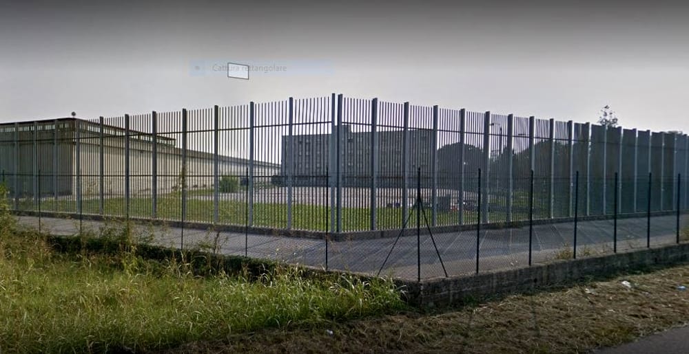 Detenuto sale per protesta sul tetto del carcere, 50000 euro di danni e impianto fotovoltaico rotto