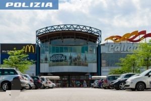 Rissa al Mc Donald, giovane colpita in testa da un vassoio: denunciati due ragazzi