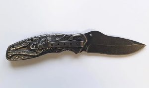 Al bar con il coltello a serramanico, denunciato 57enne