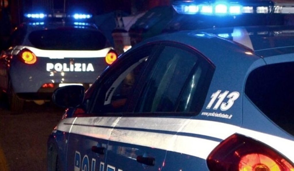 Si rifiuta di lasciare l'albergo e risponde ai poliziotti simulando versi di animali