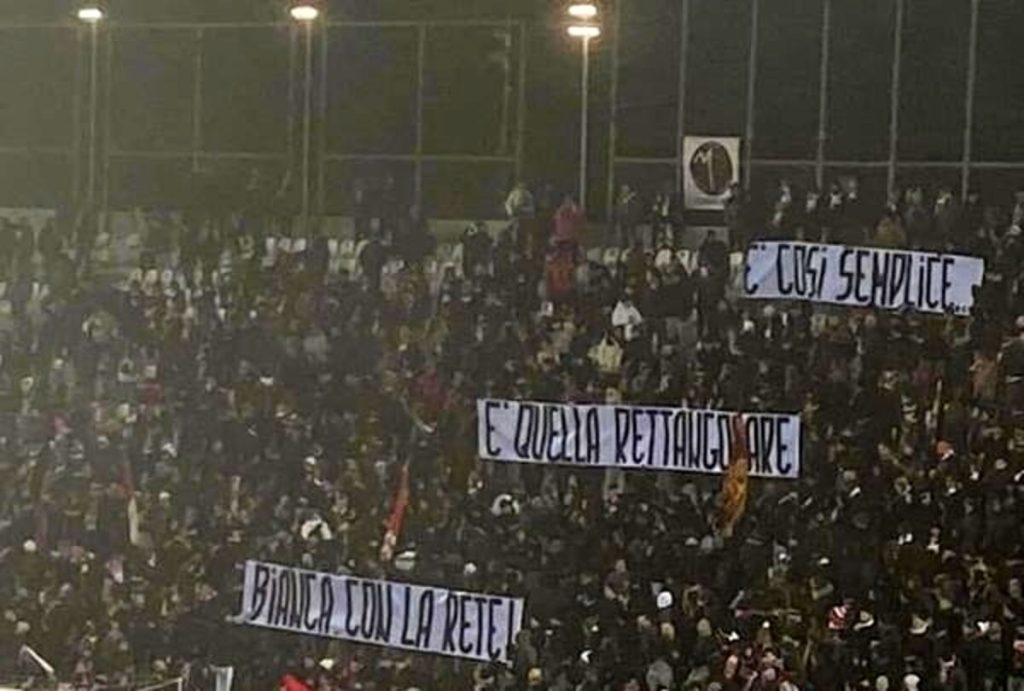 LR Vicenza: durante la gara con la Virtus sono apparsi alcuni striscioni in Curva Sud