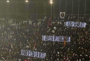 LR Vicenza: durante la gara con la Virtus sono apparsi alcuni striscioni in Curva Sud
