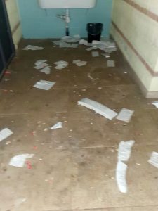 Vandali danneggiano i bagni pubblici, la polizia a caccia dei responsabili