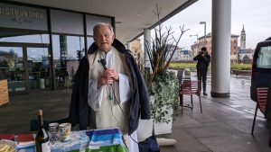 Bordate ecologiste contro la magistratura durante la messa di don Albino