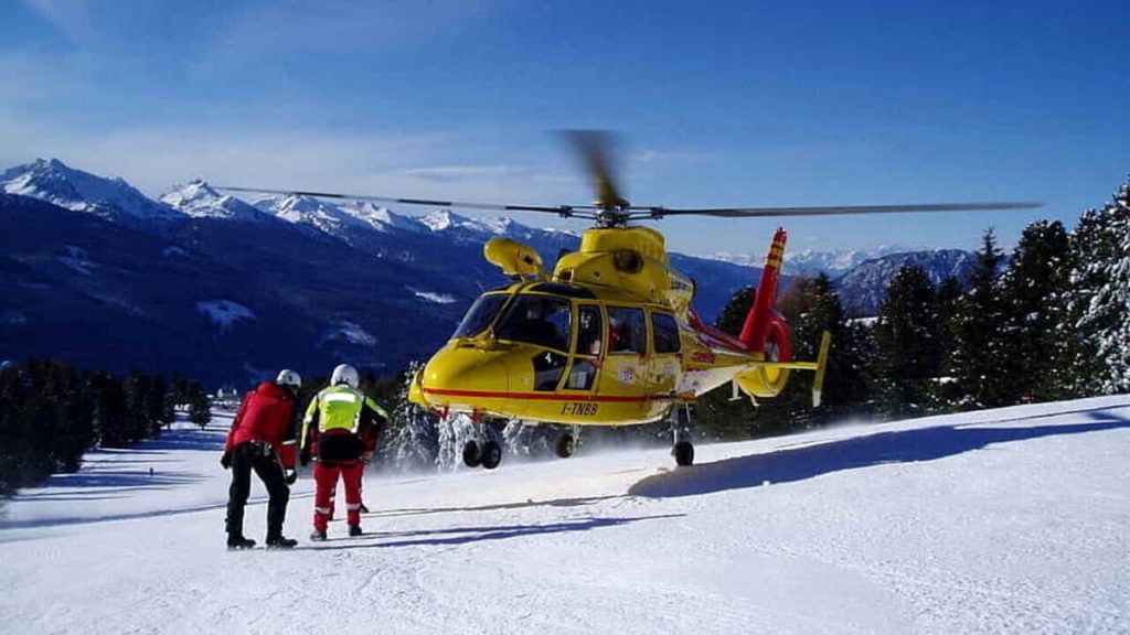 Malore fatale sulla neve, scialpinista si accascia e muore