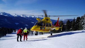 Malore fatale sulla neve, scialpinista si accascia e muore