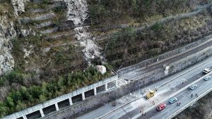 Frana in Valbrenta, pressing di Fugatti sul Comune vicentino: "Riaprire il traffico alle auto"