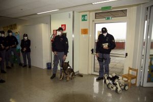 La Befana della polizia di Stato in pediatria con Tarol e l'agente robot