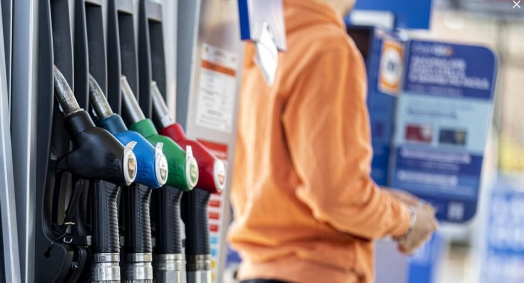 Chiede il "pizzo" a un benzinaio, 50enne arrestato per estorsione
