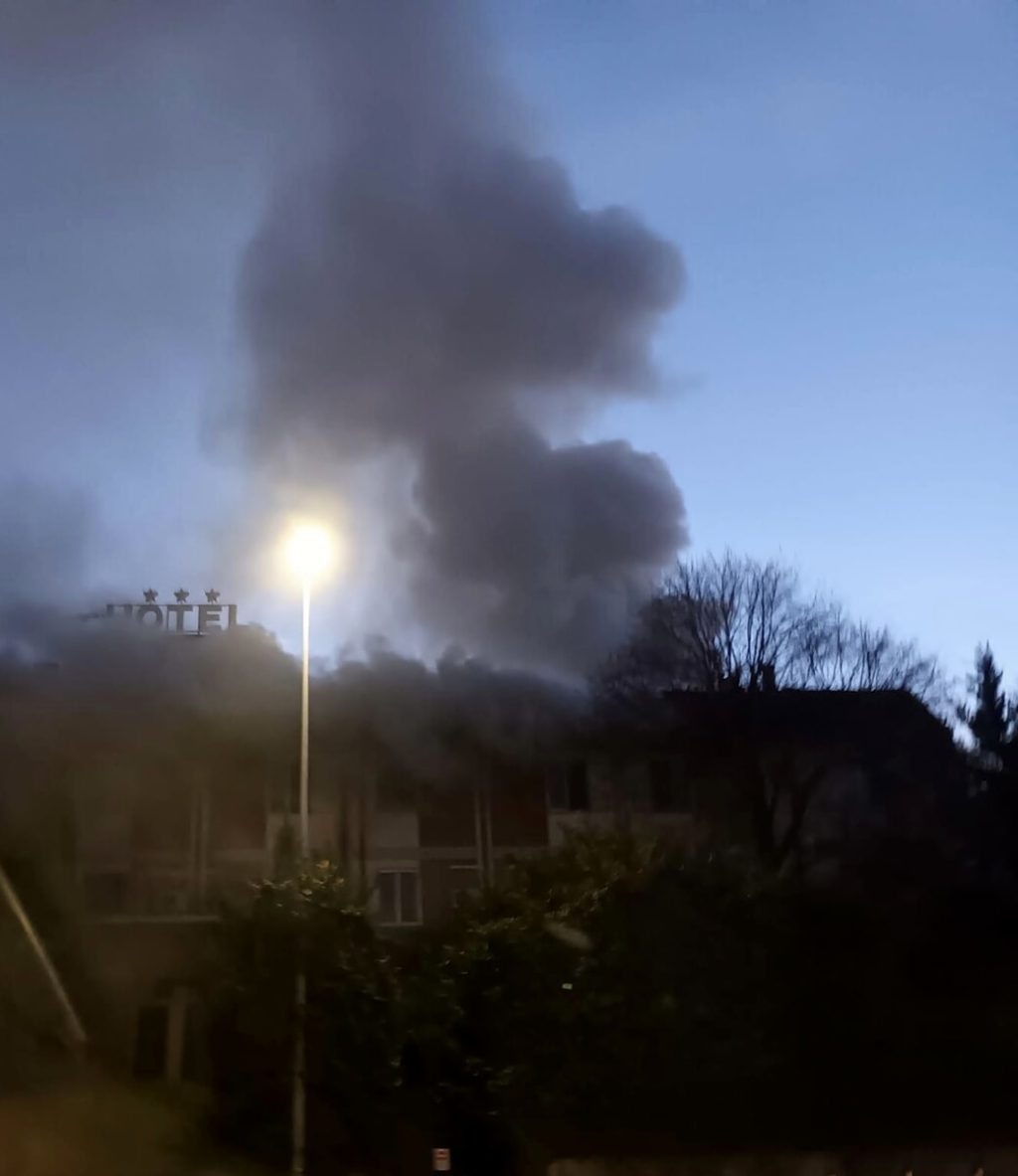 Fiamme all'ex hotel, colonna di fumo visibile da lontano