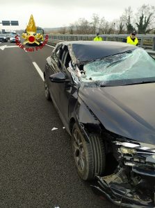 Auto tampona un mezzo pesante: madre e figlia finiscono in ospedale