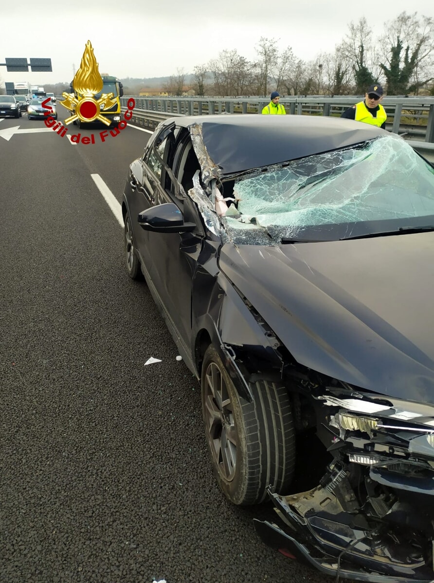 Auto tampona un mezzo pesante: madre e figlia finiscono in ospedale