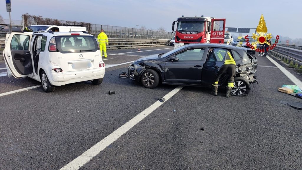 Schianto tra auto in a4: ferita una donna