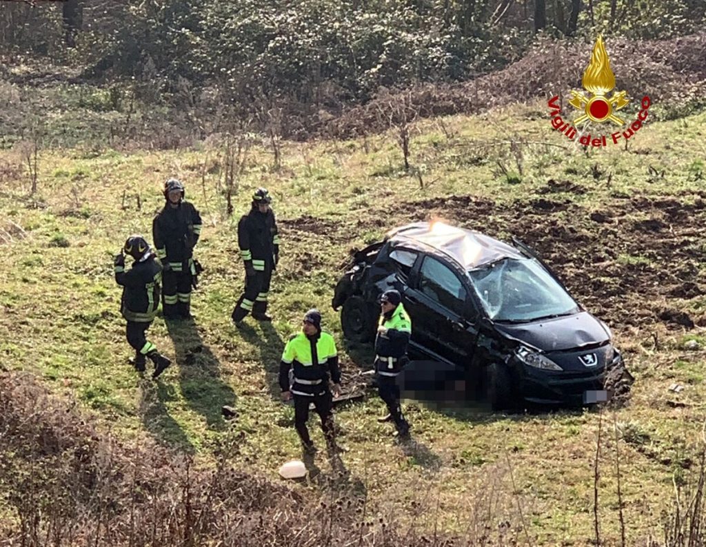 Esce di strada e finisce nella scarpata: muore 58enne