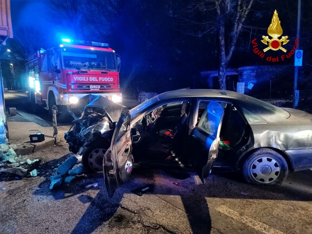 Auto esce di strada e finisce contro un'abitazione: feriti conducente e passeggero