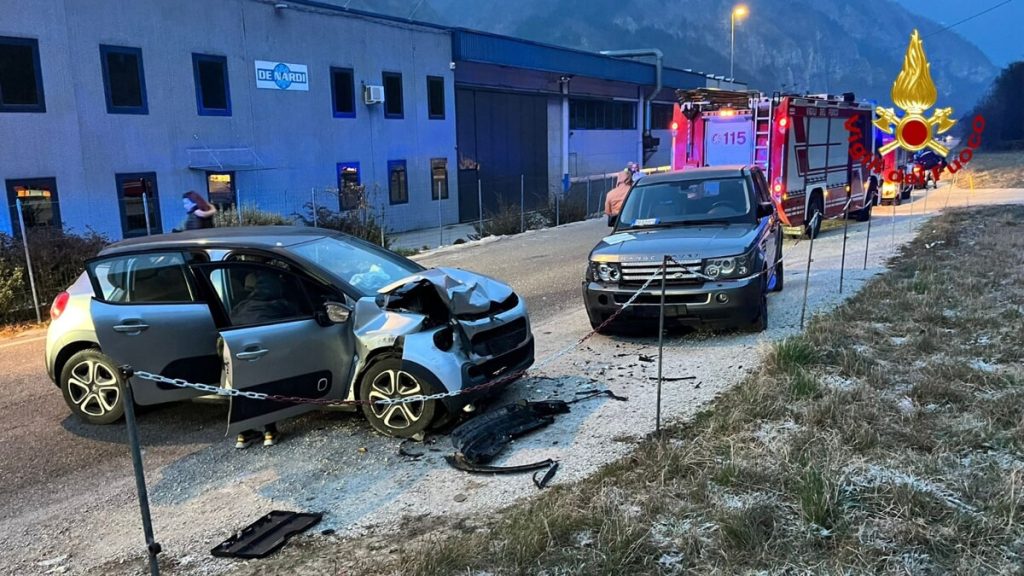 Schianto tra auto: un ferito