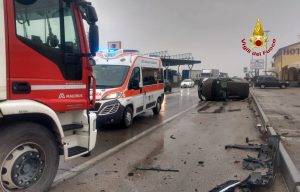 Schianto tra auto, una si rovescia: due i feriti
