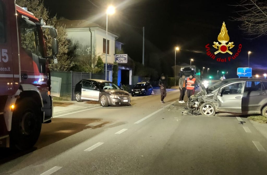 Schianto tra auto: ferite due donne