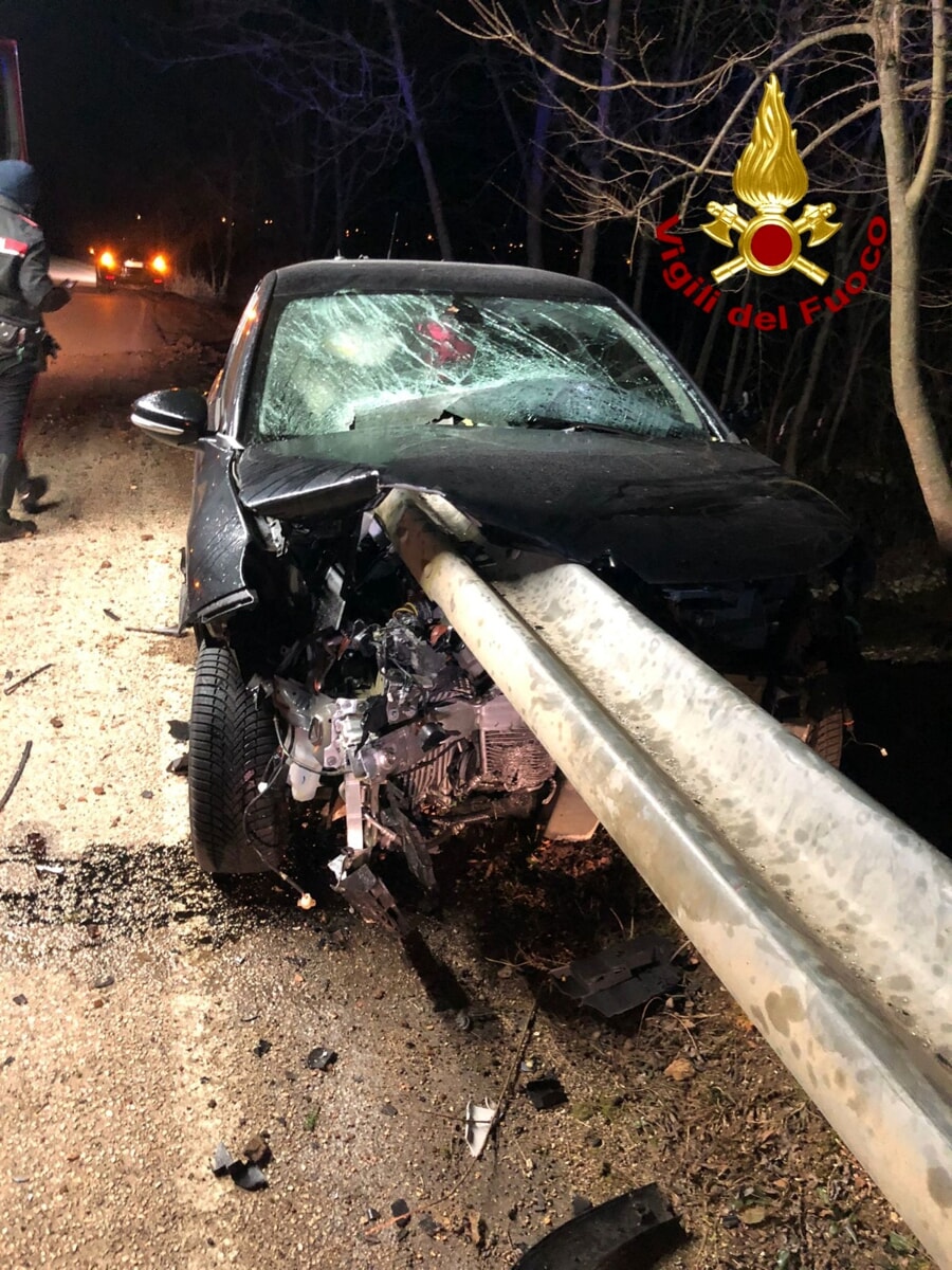 Auto contro il guardrail, abitacolo infilzato: conducente miracolato