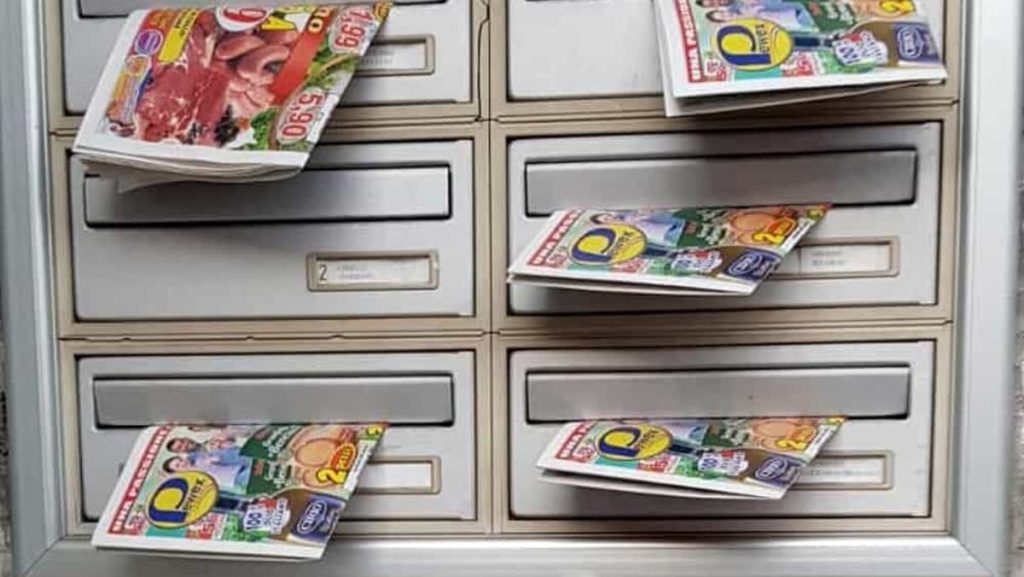 Impiega un irregolare nella distribuzione di pubblicità: scattano le denunce