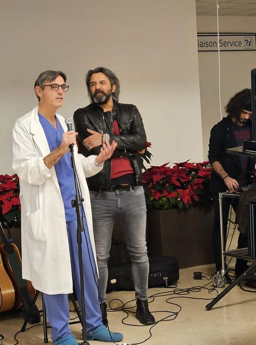 Omar Pedrini torna al San Bortolo per ringraziare il personale sanitario: mini live in ospedale