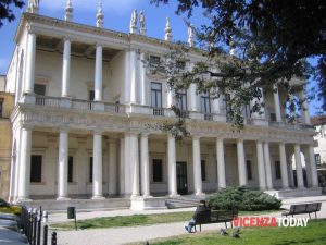 Imbratta col sangue Palazzo Chiericati, bloccato e denunciato dalla polizia