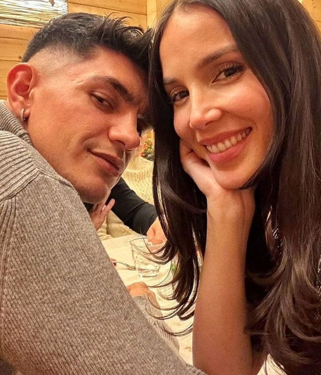 Paola Di Benedetto torna single: prima toglie tutte le foto di coppia e poi condivide la "nota congiunta"