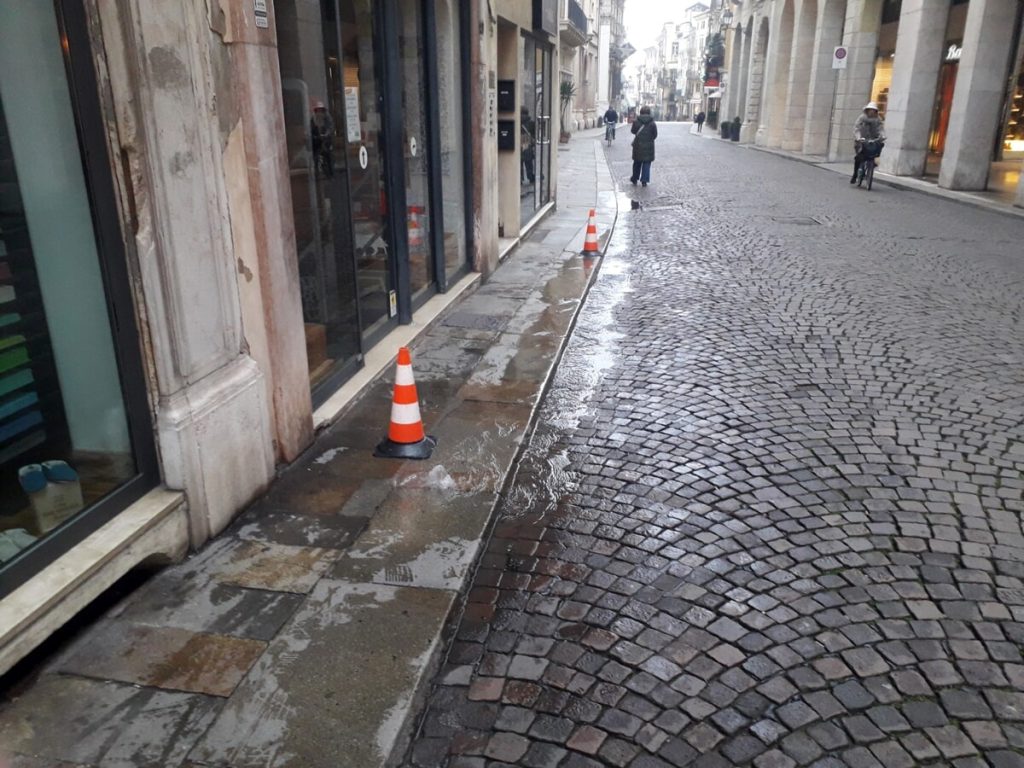 Perdita d'acqua in centro città: tecnici al lavoro
