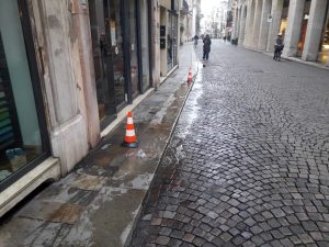 Perdita d'acqua in centro città: tecnici al lavoro
