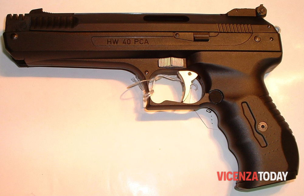 Infastidito dal lancio dei petardi, minaccia dei minorenni con la pistola: denunciato