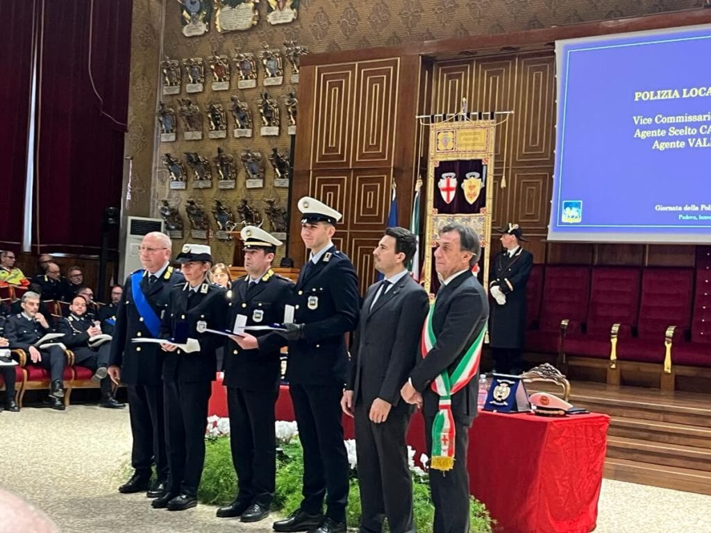 Encomio ai tre agenti che salvarono venti cittadini da un incendio