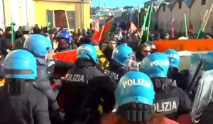 "Palestina libera", mobilitazione dei centri sociali: scontri tra manifestanti e polizia