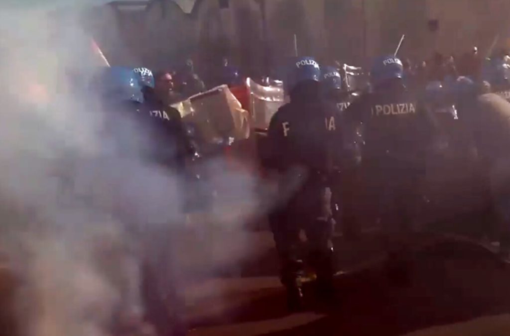 Manifestazione contro il padiglione israeliano: 9 agenti feriti, la rabbia del sindacato: "Non siamo buttafuori da strada"