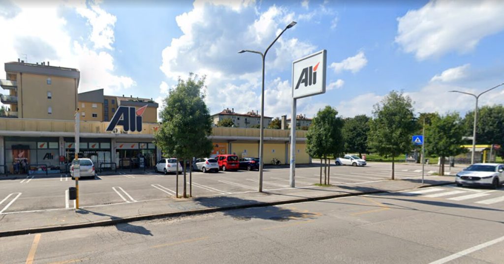 Bivacchi di senzatetto davanti al supermercato, sgombrati dalla polizia