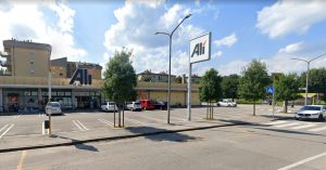 Bivacchi di senzatetto davanti al supermercato, sgombrati dalla polizia