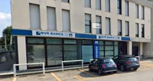 Boato nel cuore della notte, rapinatori fanno esplodere il bancomat: colpo da 15mila euro