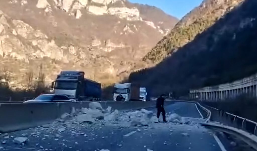 Frana sulla Valsugana, statale bloccata: stop anche ai treni (VIDEO)