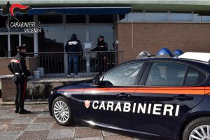 Lavoratori in nero e condizioni igieniche misere, chiuso un laboratorio tessile: confezionava abiti di alta gamma